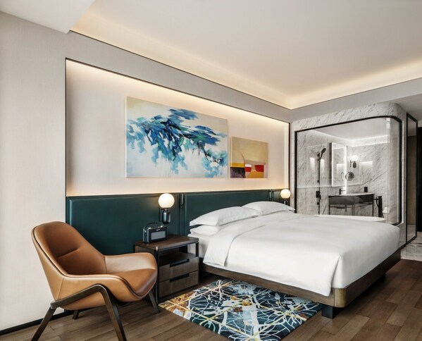 Each of Andaz Macau’s more than 700 thoughtfully designed rooms and suites is inspired by the locale and feature a color palette of forest greens and earthy orange hues in a nod to the lush green landscapes of the surrounding neighborhood.
