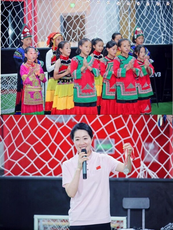 彝族姑娘们，用家乡的音乐唱出了她们心中的梦想和对未来的期望（上）；浦指导向小球员们展示世界杯银牌（下）