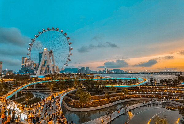 时值暑期，深圳欢乐港湾联合知名IP绿巨巨，举办夏日水上嘉年华。图为深圳欢乐港湾夜景