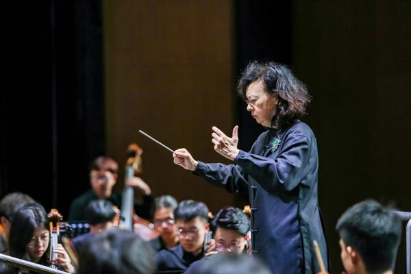 香港演艺学院指挥及文化领袖（音乐）系主任蔡敏德执棒大湾区青年管弦乐团首演巡回音乐会
