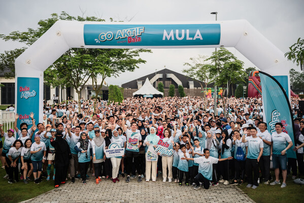 Effendi, Pengarah Negara Gentle Supreme Sdn Bhd, dan (tengah dari kanan) Lisa Surihani, Duta Jemputan Jenama Daia, bersama peserta-peserta di acara larian santai pertama jenama detergen Malaysia, "Go Aktif dengan Daia."