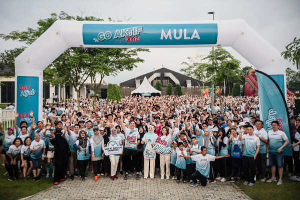 Effendi, Country Director of Gentle Supreme Sdn Bhd, and (center from right) Lisa Surihani, Daia Brand Ambassador, with participants at Malaysia's first detergent brand-organised fun run, "Go Aktif dengan Daia."