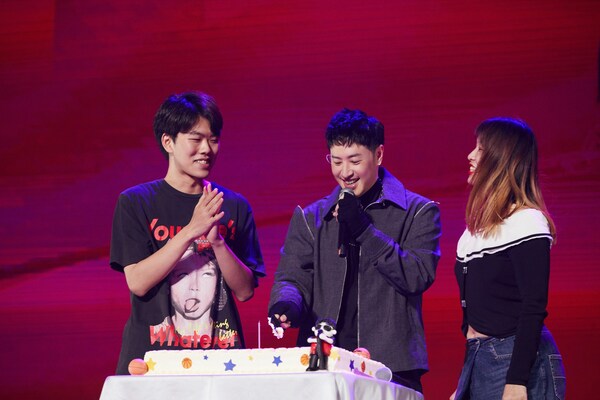 歌迷与潘玮柏于台上一起切生日蛋糕