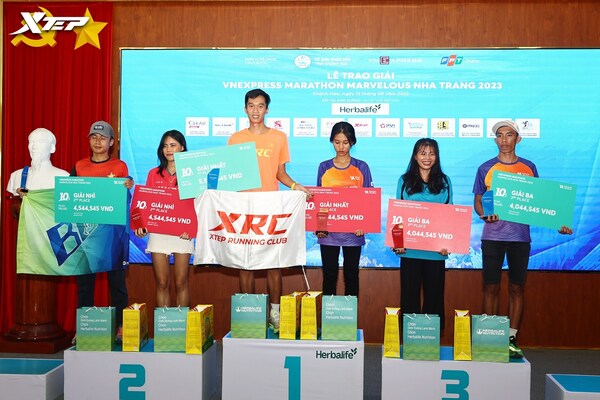 VĐV Đào Minh Chí nhận giải thưởng nhất cự ly 10km