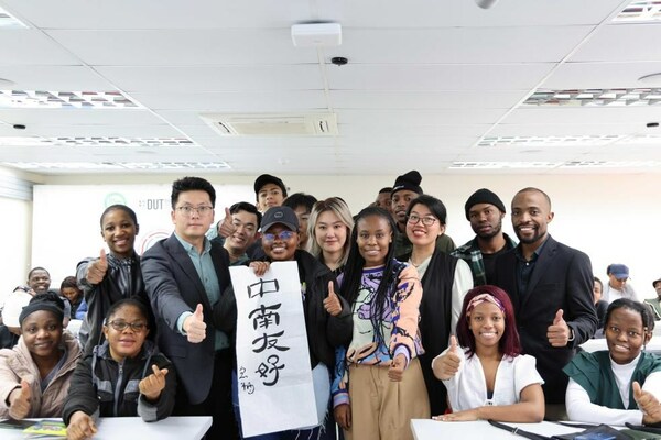Sanele Ntuli (2nd R), a mandarin teacher at the Confucius Institute at Durban University of Technology, poses for a photo with faculty and students with a calligraphic work showing "China-South Africa Friendship" in Durban, South Africa, August 18, 2023. /Xinhua