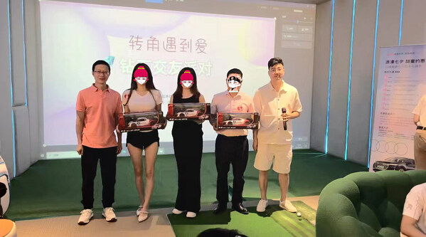 杭报集团看看浙江总裁、总编辑谢小聪（左一）为嘉宾颁奖