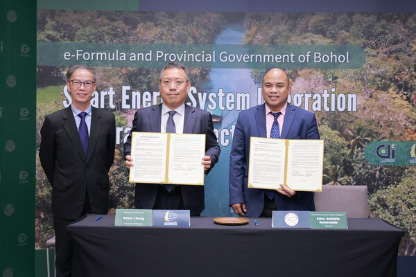 Witnessed by Deputy Director-general Jiunn-Shiow Lin (left) of Administration for Digital Industries,Ministry of Digital Affairs, Chairman Peter Chang(center) of e-Formula Technologies and Governor Erico Aristotle Aumentado (right) of Provincial Government of Bohol, Philippines, signed Smart Energy Collaboration Agreement.