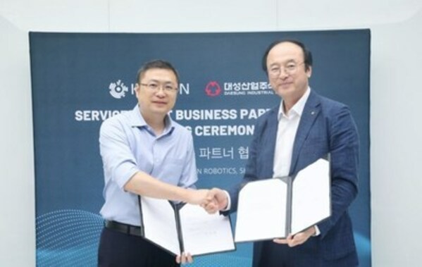 Mr. Wan Bin, COO, KEENON Robotics (left) and Mr. Lee Wonho, Vice President, Machinery Division, Daesung Industrial Co., Ltd. at the signing ceremony at KEENON Headquarters, Shanghai.
