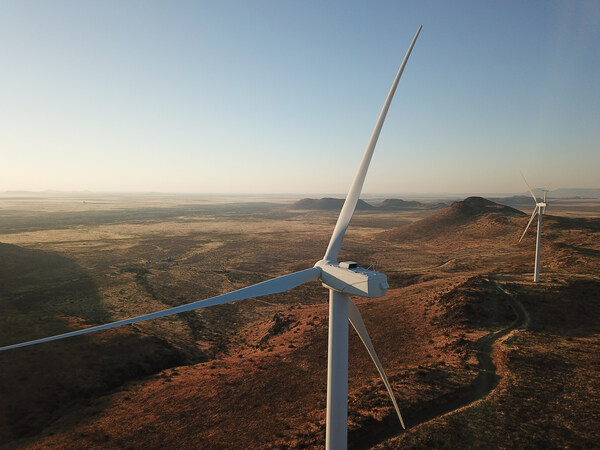 8月10日，南非北开普省德阿镇拍摄的中国国家能源集团龙源电力南非公司运营的德阿风电项目风机。新华社记者 董江辉 摄