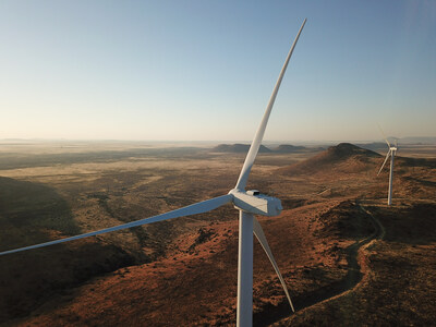 8月10日，南非北開普省德阿鎮拍攝的中國國家能源集團龍源電力南非公司運營的德阿風電項目風機。新華社記者 董江輝 攝