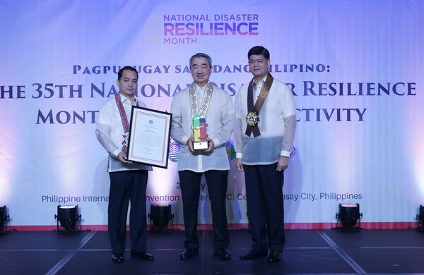 Hans Sy (middle) receives an award for his outstanding leadership in Disaster Risk Reduction and Management. The award was presented by the Office of Civil Defense Undersecretary Ariel Nepomuceno (left) and Department of National Defense Senior Undersecretary Irineo Espino.