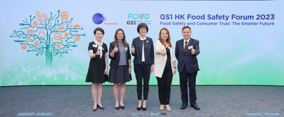 (由左至右) GS1 HK總裁林潔貽女士；食物環境衞生署、食物安全中心助理署長（機構及系統管理）張美儀女士；環境及生態局常任秘書長（食物）劉利群女士；GS1 HK董事局主席、GS1 HK香港食品及飲品行業諮詢委員會委員鍾美玲女士；GS1 HK董事局成員、百佳超級市場(香港)有限公司董事總經理任良安先生。