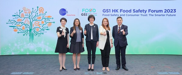 (由左至右) GS1 HK總裁林潔貽女士；食物環境衞生署、食物安全中心助理署長（機構及系統管理）張美儀女士；環境及生態局常任秘書長（食物）劉利群女士；GS1 HK董事局副主席、GS1 HK香港食品及飲品行業諮詢委員會委員鍾美玲女士；GS1 HK董事局成員、百佳超級市場(香港)有限公司董事總經理任良安先生。