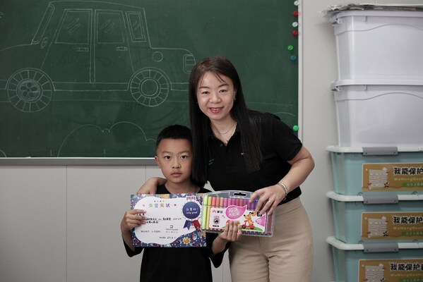 德科斯米尔中国区公共关系高级经理林琳为美术课堂的孩子颁发证书并赠送第二阶段色彩画的画笔