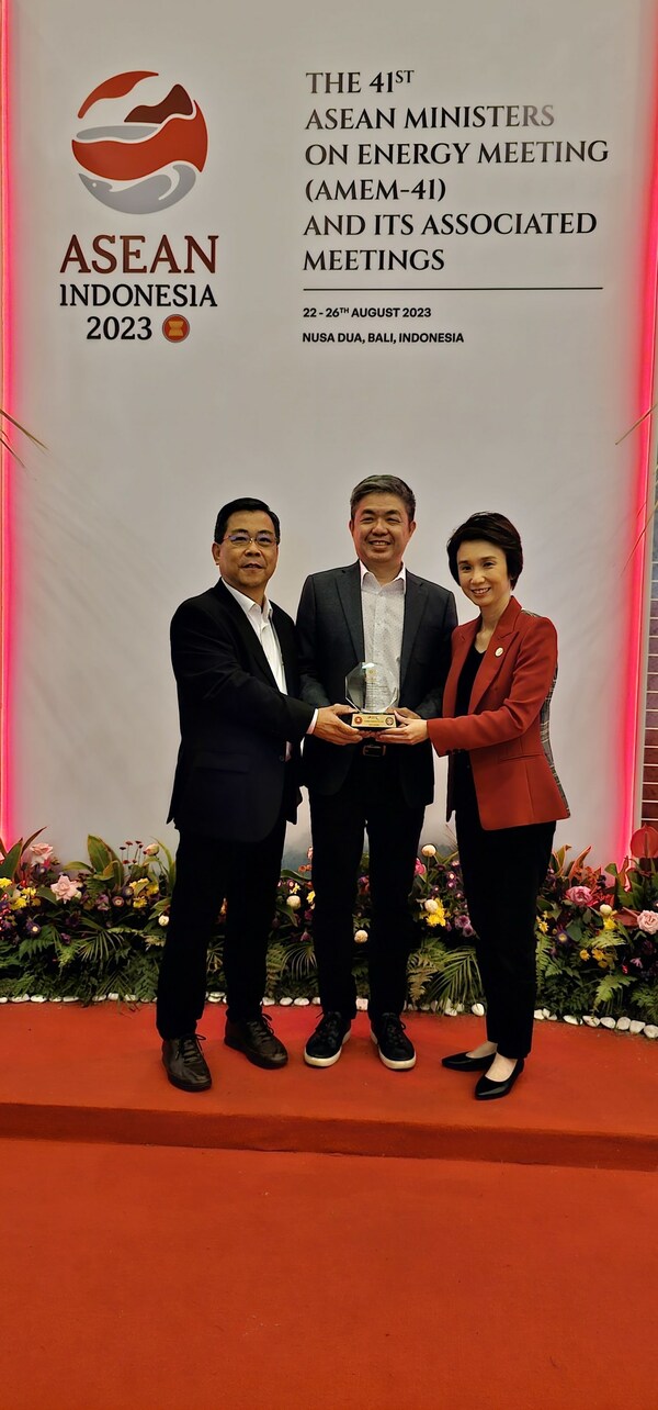 Singapore's Minister of State for Trade and Industry Low Yen Ling (right) presenting the ASEAN Energy Award - Winner of the Energy Efficient Building - Special Submission - Cutting Edge Technology to Bill Lee (center), Founder & CEO of Azendian and Koh Liak Huat (left), General Manager, Estate Solutions & Principal Operations Technology Architect.