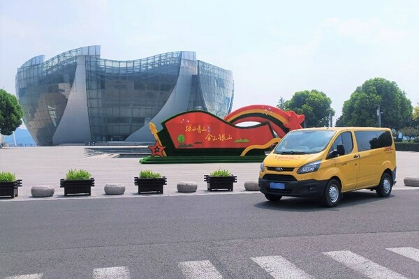 DHL快递派送车在徐州市音乐厅附近派件