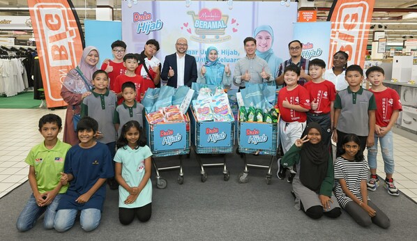 (left) Mr Sheikh Farouk Sheikh Mohamad, Managing Director of AEON BiG (M) Sdn. Bhd., (centre) Lisa Surihani, Brand Ambassador of Daia, and (right) Mr. Effendi, Country Director of Gentle Supreme Sdn. Bhd., presenting a total of RM 20,000 collected from the campaign to three partner orphanages.