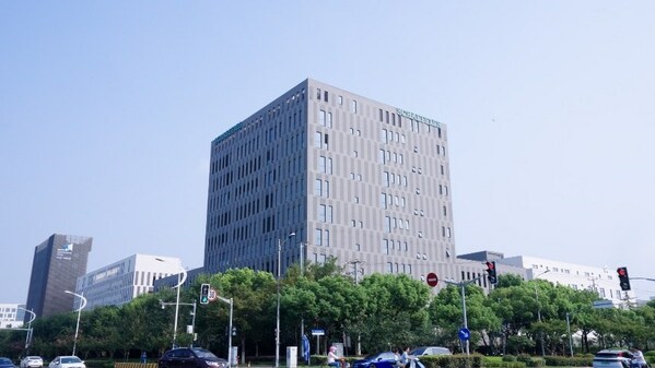新研发大楼位于上海安亭的汽车·创新港内，总建筑面积约12,000平方米，包含研发测试及办公区域