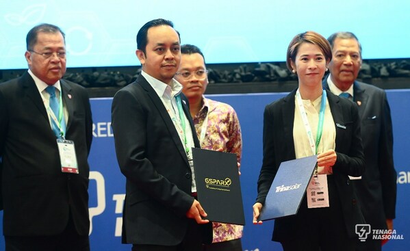 The MOU was exchanged by Elmie Fairul Mahsuri, Managing Director of GSPARX, Malaysia and Elva Wang, Head of Southeast Asia at Trina Solar.