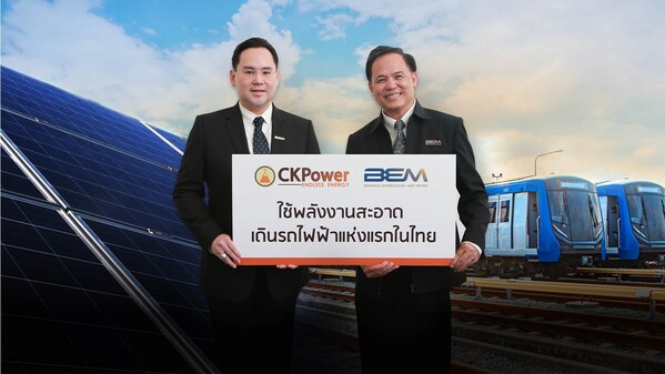 CK Power董事总经理Thanawat Trivisvavet先生（左）和Bangkok Expressway and Metro董事总经理Sombat Kitjalaksana博士（右）签署历史性协议，首次使用太阳能为泰国公共交通系统供电。