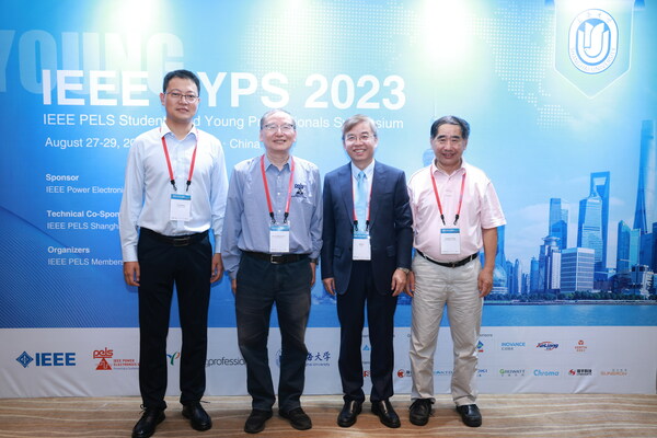 章进法博士（右二）与IEEE PELS副主席徐德鸿（左二）、IEEE PELS SYPS 2023共同大会主席汪飞（左一）以及原上海电源学会理事长汤天浩（右一）合影。