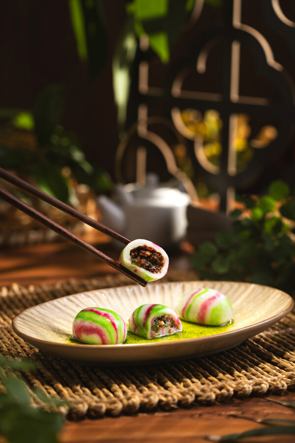 Steamed Pork Stuffed Glutinous Rice Balls with Spring Onion Oil