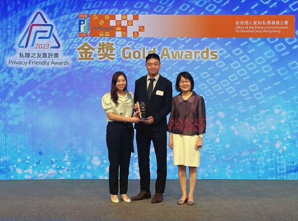 Timothy Ma, Head of International Privacy and Data Protection of Tencent (middle), represented Tencent to receive the Gold Certificate from the PCPD at the “Privacy-Friendly Award 2023”.