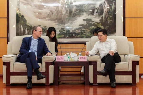 TÜV莱茵集团首席执行官、管理执行董事会主席富笔博士（左）与广东省商务厅厅长张劲松（右）深入交流