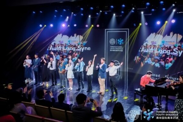 Students from Tsinghua and youth representatives performs a chorus of "Auld Lang Syne" at the end of the closing ceremony on Aug. 30, 2023.
