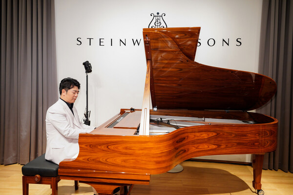 施坦威艺术家郎朗演奏施坦威“大师”系列8X8限量版钢琴之桑托斯红木