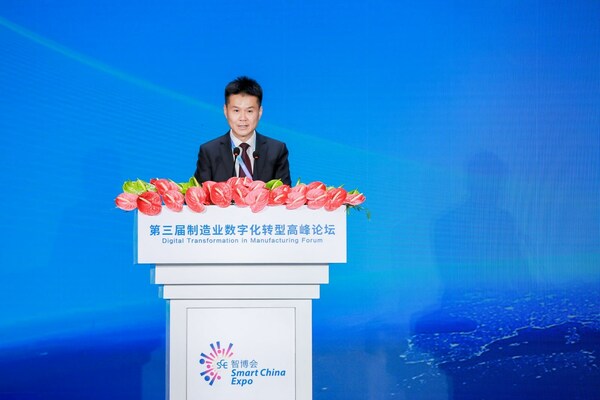 IBM大中华区董事长、总经理陈旭东在第三届制造业数字化转型高峰论坛做主题演讲