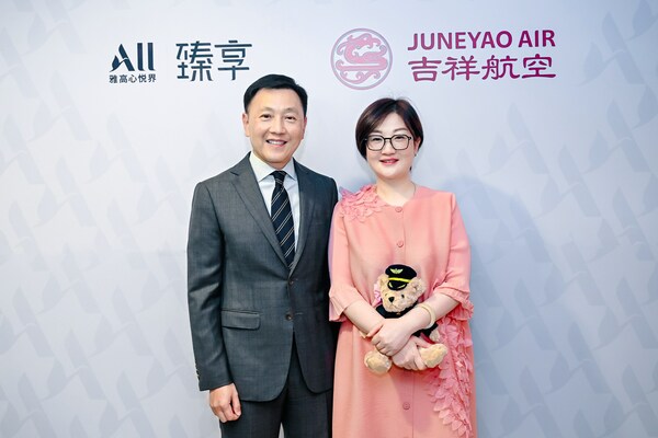 左：雅高集团大中华区首席品牌商务官黄谨言；右：吉宁文化总经理孙培兰