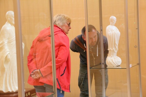 参观者在德国法兰克福的"中国白·德化瓷"国际巡展上欣赏展品。