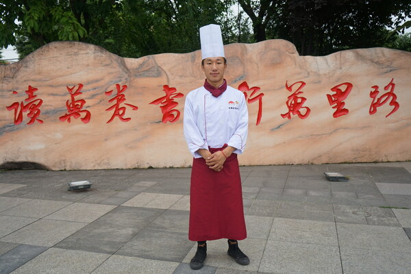 2018年，俄尔木乃考入四川旅游学院，成为首个考上本科的希望厨师