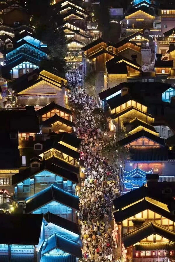 重庆十八梯传统风貌区留住城市记忆，激发城市活力，已成为一张重庆的文化名片。