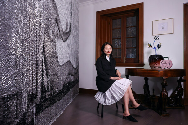 夏姿陈携手艺术家蔡雅玲，诠释肆意盛放的东方女性力量