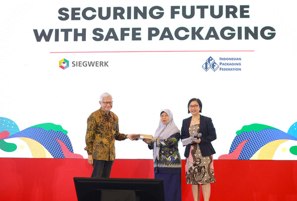 from left to right: Henky Wibawa, Executive Director of IPF; Dra. Deksa Presiana, Apt., M. Kes, Head of team of Food Safety Standard; and Inezia Aurelia, Head of Product Safety and Responsibility, Siegwerk Southeast Asia
