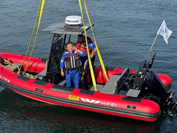大连高新区蓝天救援队队员在以DHL快递善款购置的搜救艇上开展救援工作