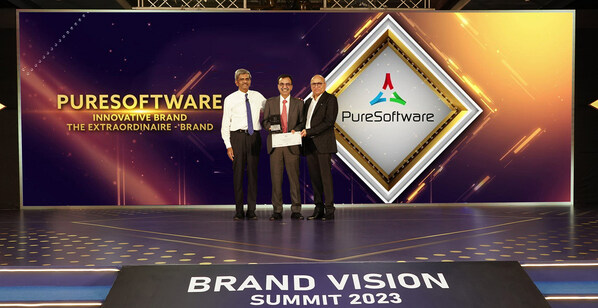 Manish Sharma, Chief Executive Officer, PureSoftware receiving 'The Extraordinaire - Innovative Brand' Award at the 7th Brand Vision Summit, Mumbai
