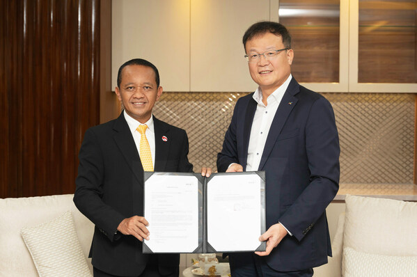 On September 6, 2023, KT&G conducted an investment support ceremony with the Indonesian Ministry of Investment and obtained an investment support letter with respect to the establishment of its new manufacturing plant in the East Java province, Indonesia, which will serve as an export hub. KT&G CEO Mr. Bok-In Baek (right) and the Minister of Investment H.E. Bahlil Lahadalia (left) are posing for a photo at the meeting.