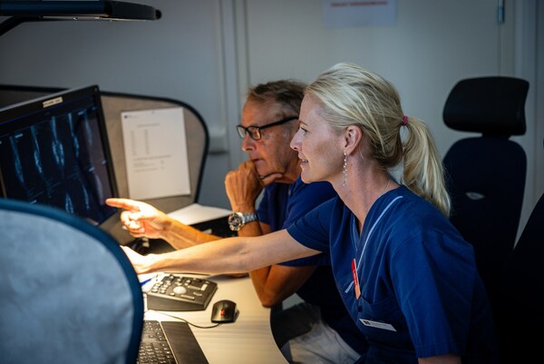 Dr. Karin Dembrower, Senior Physician at Capio S:t Göran Hospital Mammography Clinic, utilizing Lunit INSIGHT MMG to meticulously analyze mammography images for precise diagnoses (photo: Lunit)