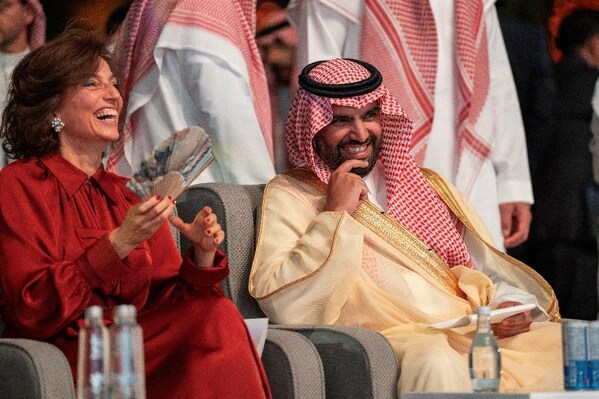 沙特文化大臣兼沙特国家教育、文化和科学委员会主席贝德尔-本-阿卜杜拉-本-穆罕默德-本-法尔汗-阿勒沙特亲王殿下，由教科文组织总干事 奥德蕾·阿祖莱（Audrey Azoulay ）陪同出席