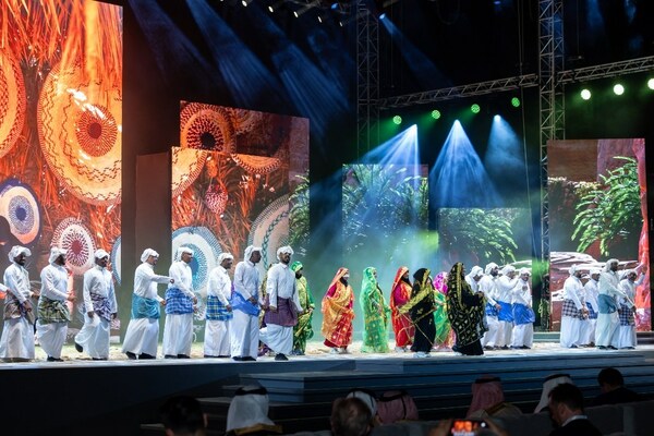 在利雅得举行的联合国教科文组织世界遗产委员会第 45 届扩大会议开幕式上，当代和传统表演者展示了沙特的遗产和文化