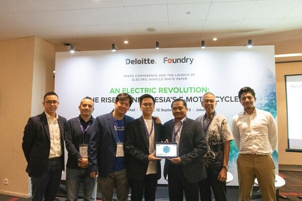 Richie Wirjan, Director of Foundry - Philippe Auberger, CEO Lazada Logistic Indonesia - Irwan Tjahaja, CEO & Founder, SWAP Energi, - Erwin Arifin, Director of Research, Foundry - Nindito Reksohadiprodjo, Partner, Deloitte Indonesia, - Agus Tjahajana, Special Staff of The Ministry of Energy and Mineral Resources of The Republic of Indonesia - Fadli Rahman, Director of Strategic Planning and Business Development at Pertamina New & Renewable Energy pada acara Press Conference and The Launch of Electric Vehicle White Paper by Deloitte Indonesia and Foundry, 12 September 2023