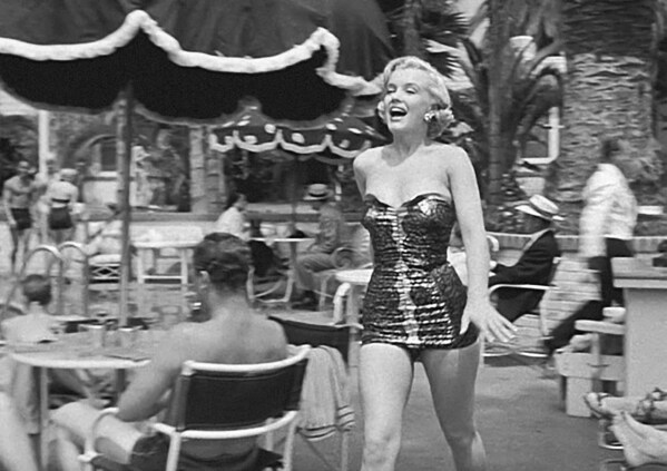 美国影星玛丽莲·梦露在费尔蒙酒店泳池沉浸浪漫时光