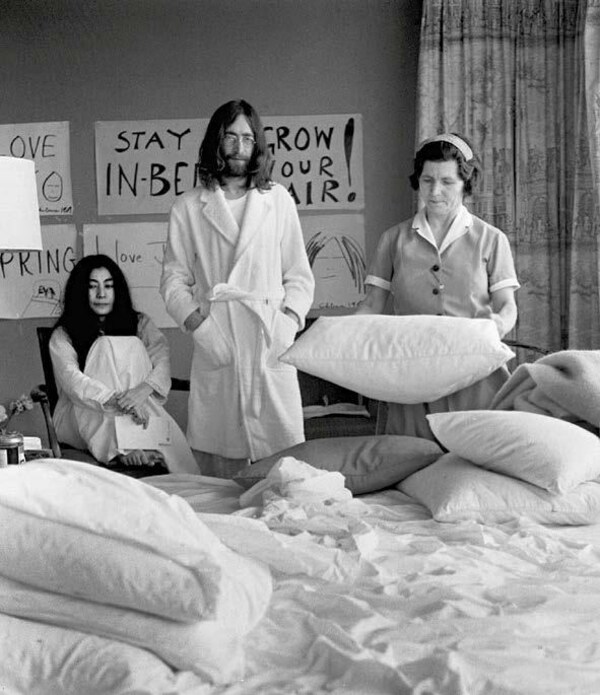 约翰·列侬和小野洋子在蒙特利尔费尔蒙伊丽莎白皇后酒店开展“床上和平运动”