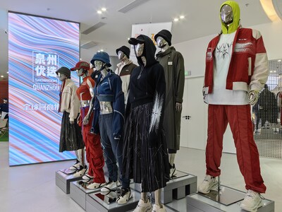 图为泉州国潮产品展示中心展示的国潮产品