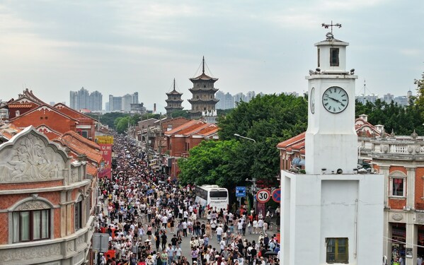 Photo shows tourists hustle and bustle in Quanzhou scenic spot