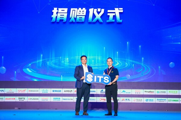 三星电子中国总括（DS）SSD技术赋能中心总监金东建向ODCC捐赠SITS永久使用权仪式