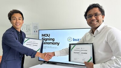 シンガポールでのMOU（了解覚書）調印式の猪川崇輝氏（左）とHuren Sivaraj博士（右）